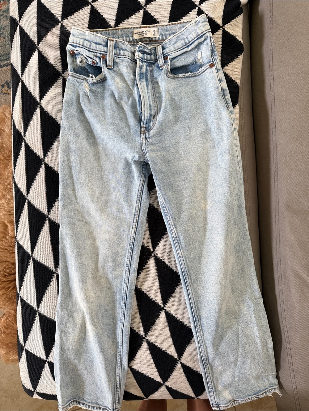 Abercrombie and Fitch a Light Wash Women’s Straight-Leg Jeans